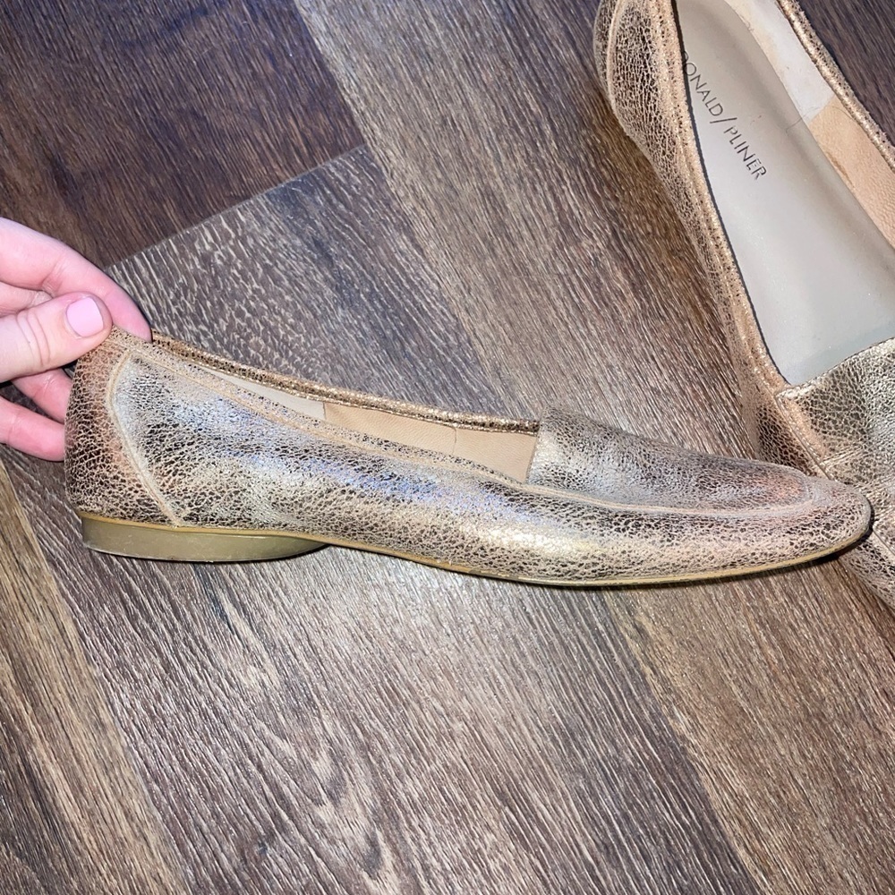 Donald J. Pliner DeeDee Gold Metalic Loafers Size 8 - Picture 3 of 3